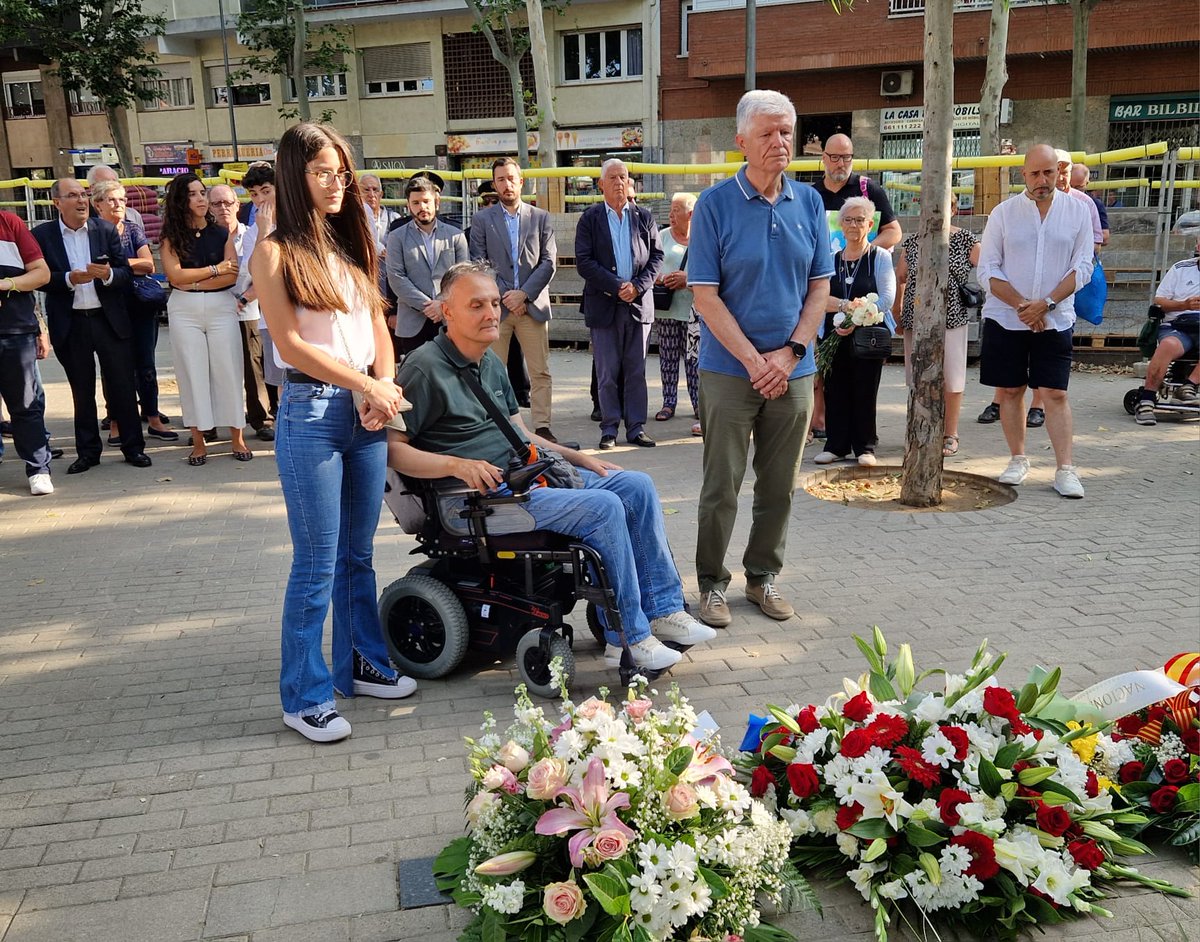 CiutadansCs's tweet image. El 19 de junio de 1987  la banda criminal ETA explotaba una bomba en Hipercor, asesinando a 21 personas y dejando medio centenar de heridos.

Hoy, como cada año, asistimos al homenaje organizado por @ACVOT

No las olvidaremos nunca.

Memoria. Dignidad. Justicia.