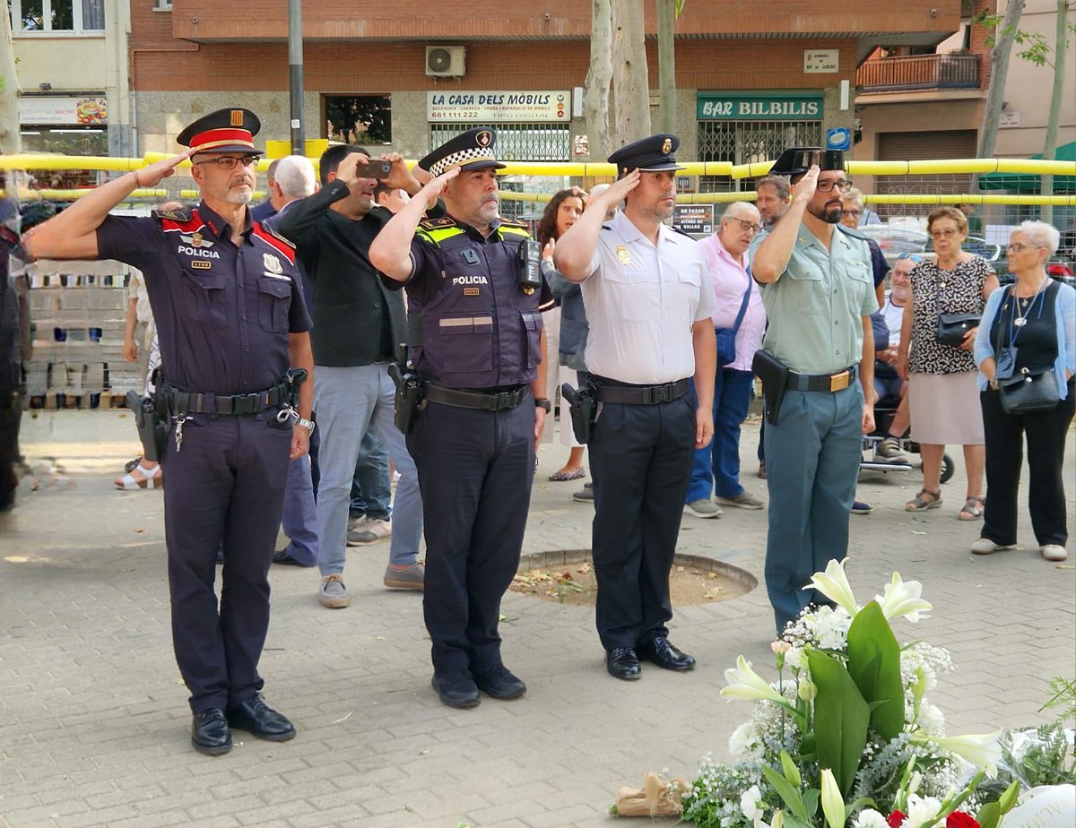 CiutadansCs's tweet image. El 19 de junio de 1987  la banda criminal ETA explotaba una bomba en Hipercor, asesinando a 21 personas y dejando medio centenar de heridos.

Hoy, como cada año, asistimos al homenaje organizado por @ACVOT

No las olvidaremos nunca.

Memoria. Dignidad. Justicia.