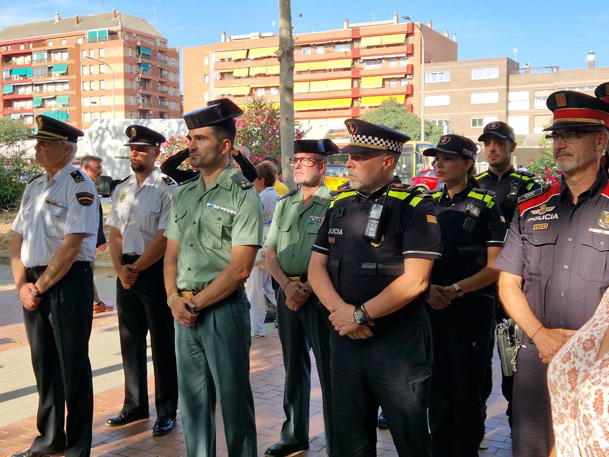 CiutadansCs's tweet image. El 19 de junio de 1987  la banda criminal ETA explotaba una bomba en Hipercor, asesinando a 21 personas y dejando medio centenar de heridos.

Hoy, como cada año, asistimos al homenaje organizado por @ACVOT

No las olvidaremos nunca.

Memoria. Dignidad. Justicia.
