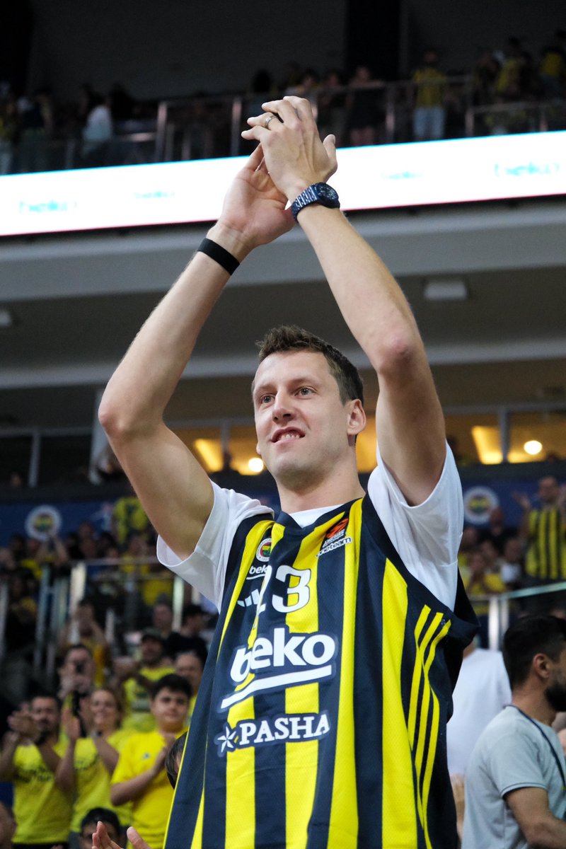 “Seni gelecekte yeniden Fenerbahçe formasıyla görür müyüz?”

Jan Vesely: “Bilmiyorum, bunu zaman gösterecek. Gelecekte neler olur bilmiyorum. Şu an Barcelona'ya odaklanmış durumdayım.”