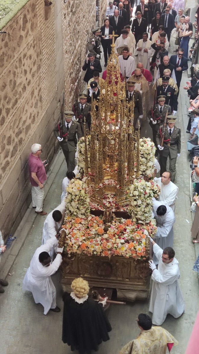 @matematicasUCLM (@matematicasuclm) on Twitter photo Una representación de nuestro dpto. ha participado en la procesión del Corpus Christi en Toledo <a href="/uclm_es/">Universidad de Castilla-La Mancha</a> <a href="/imaci_uclm/">IMACI UCLM</a> <a href="/FCTQ_uclm/">Facultad CyT Químicas</a> Una representación de nuestro dpto. ha participado en la procesión del Corpus Christi en Toledo <a href="/uclm_es/">Universidad de Castilla-La Mancha</a> <a href="/imaci_uclm/">IMACI UCLM</a> <a href="/FCTQ_uclm/">Facultad CyT Químicas</a>