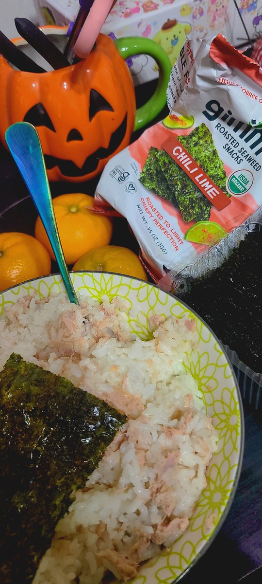 Tuna rice with seaweed and some oranges for after