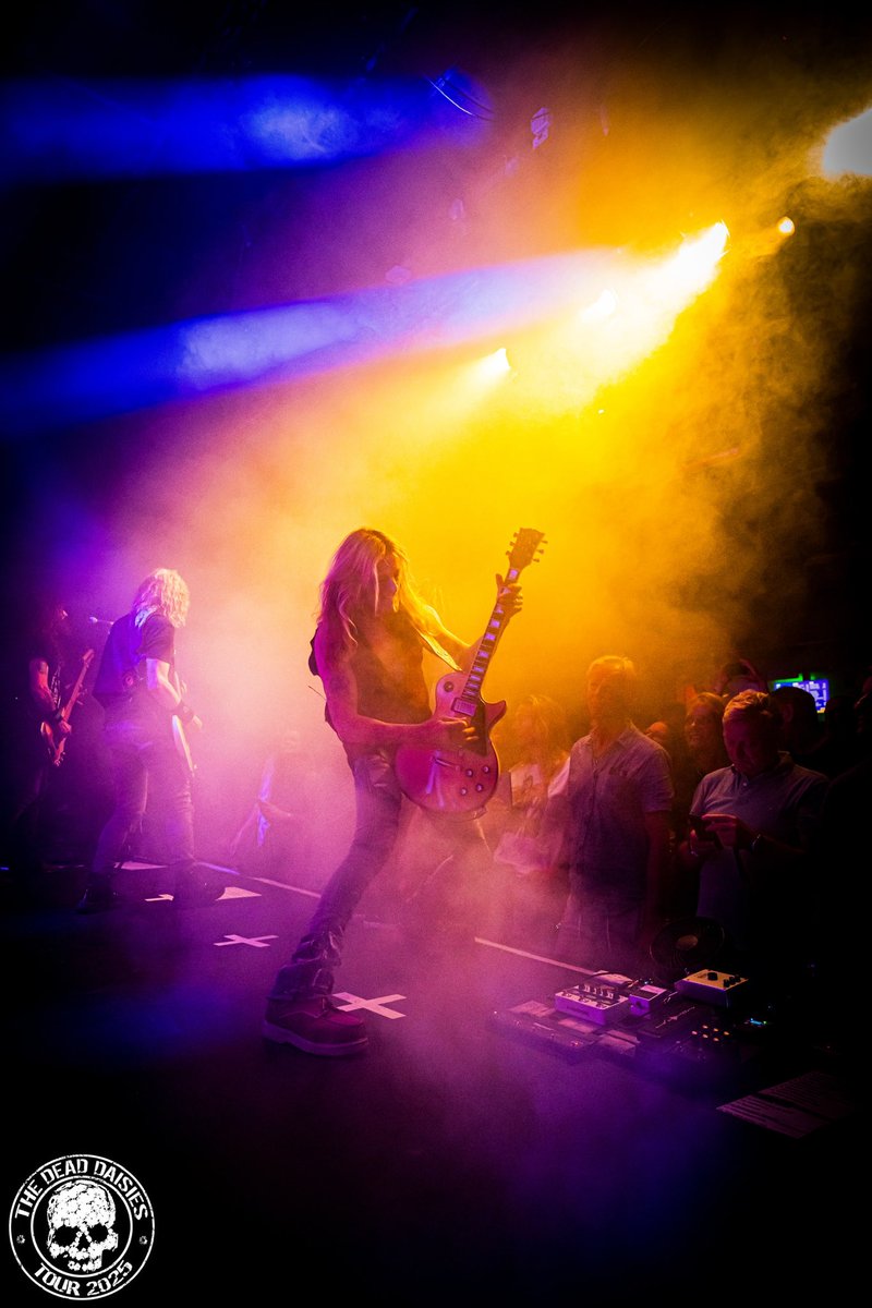 Lost in the rock’n’roll fog 🌫️🔥🎸
.
.
.
.
.
.
#thedeaddaisies #eutour2025 #eurotour