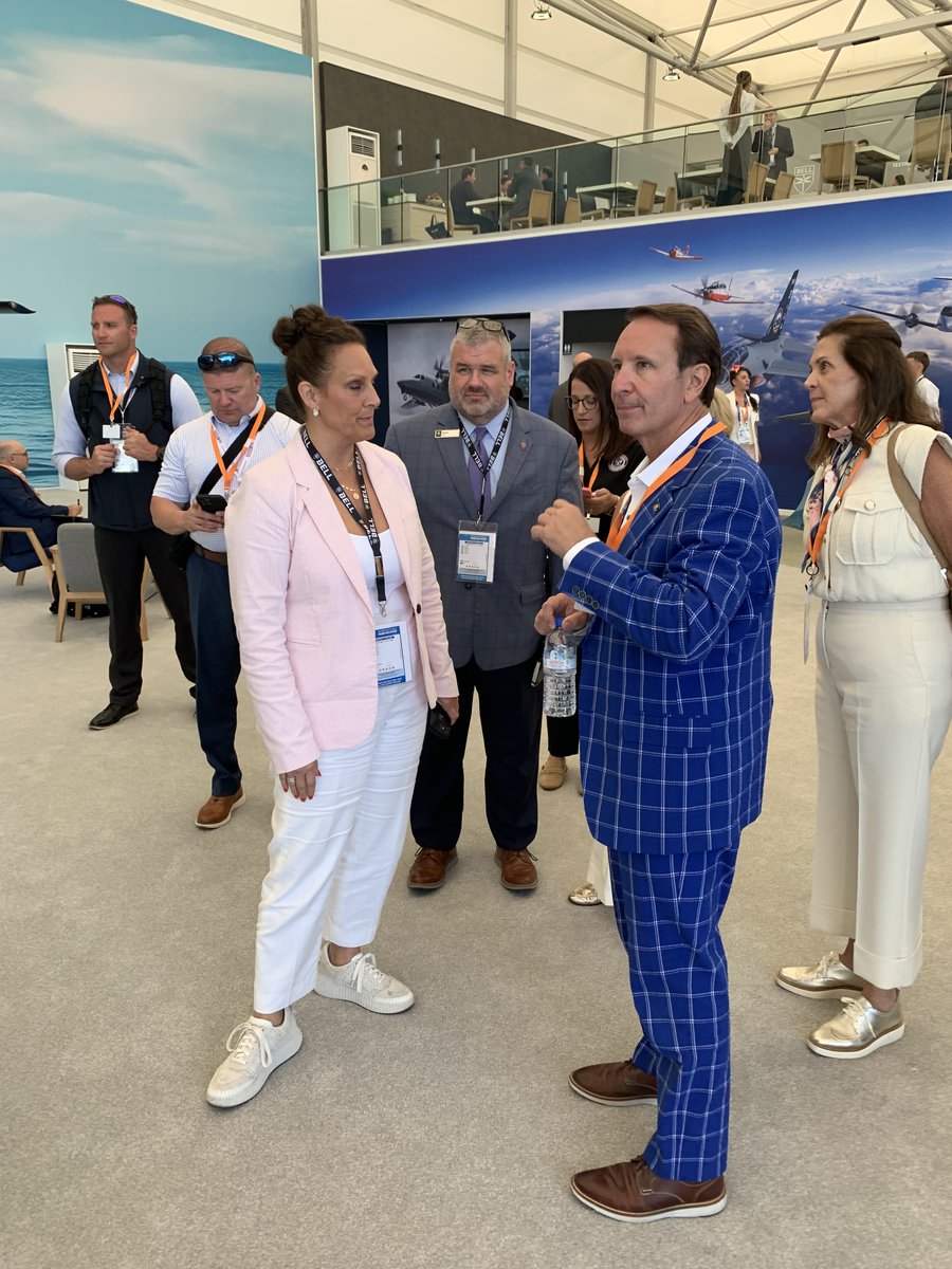 BellFlight's tweet image. Bell had the pleasure of hosting @LAGovJeffLandry and staff at @salondubourget this week, sharing the latest on the Bell 525 program and our ongoing innovation in aerospace.
#Bell525 #Aviation #PAS2025