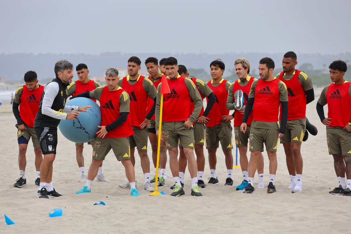 🔴🆚🟢 ¡Rojos vs. verdes para terminar la sesión de playa!