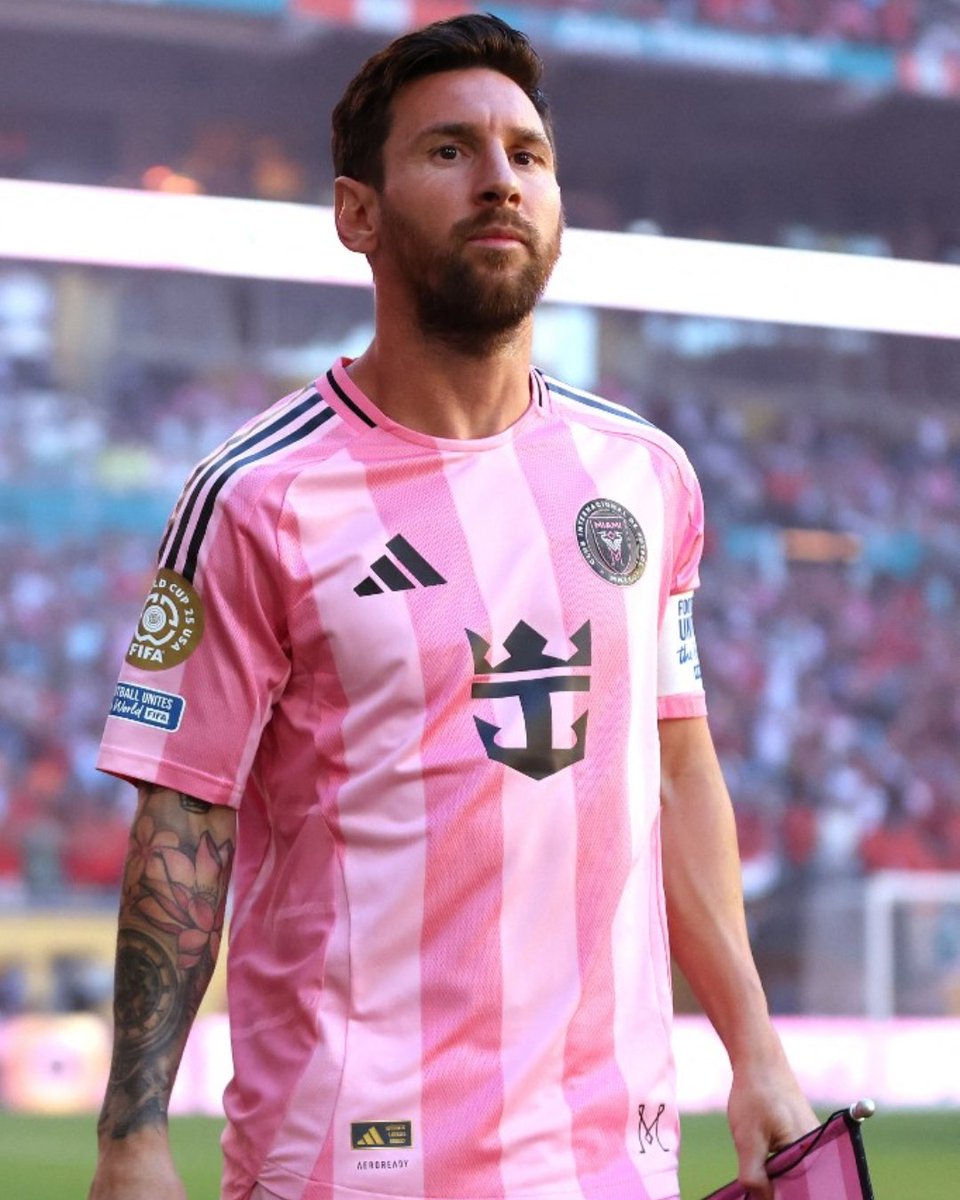 El mejor de la historia.

El rey absoluto del juego. 

El amo y señor del fútbol.

El genio de todos los tiempos. 

EL GOAT.