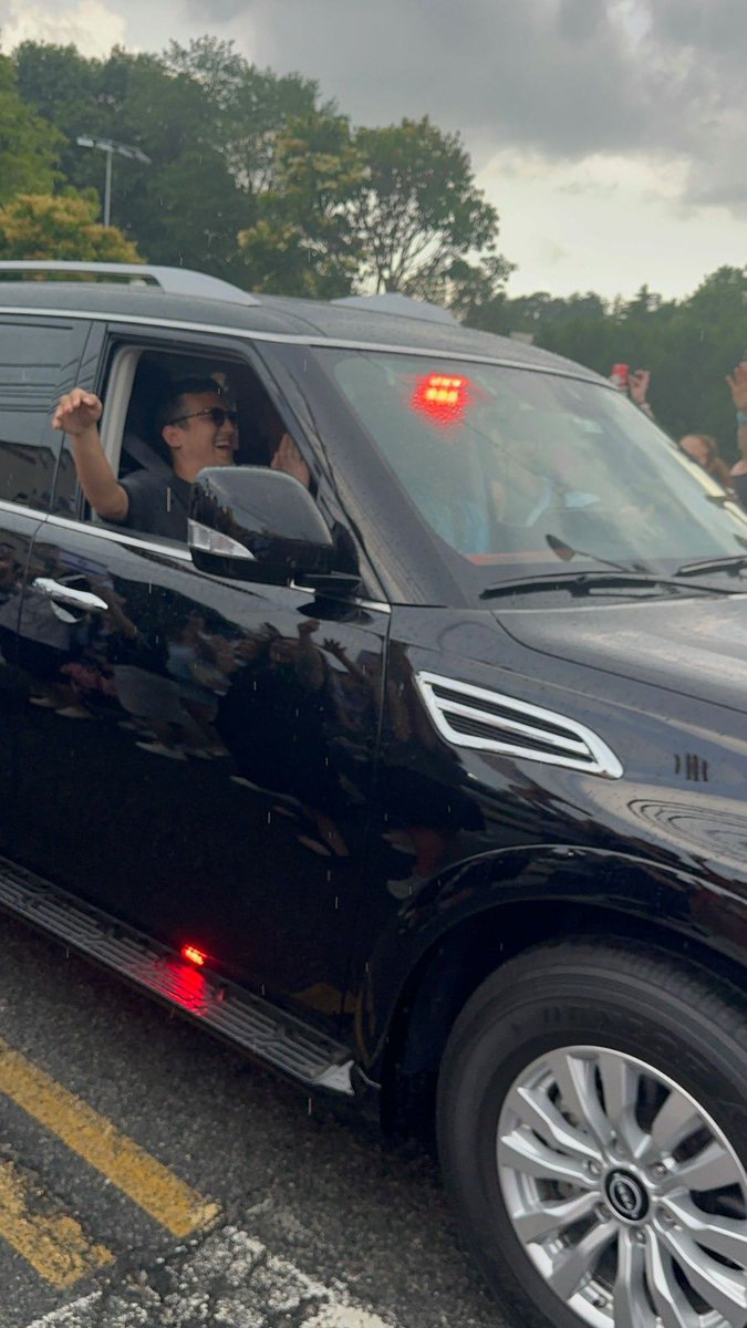 Mazelit_'s tweet image. Edan Alexander finally came back to his hometown in Tenafly a little while ago to a huge crowd of people who consider him a brother though they never met! 

How beautiful 😭 #edanalexander 10/7