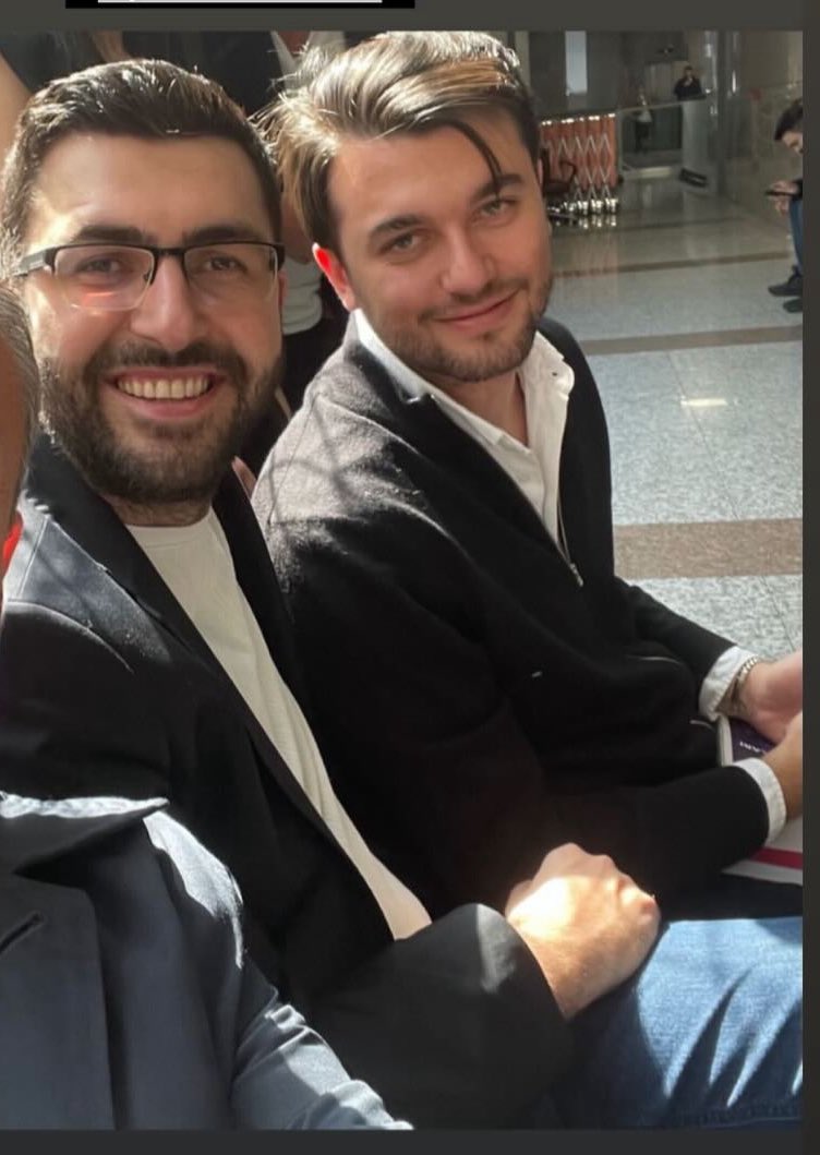 Yiğit Gökçehan KOÇOĞLU (@ygokcehank) on Twitter photo Mehmet ile tek fotoğrafımız bu.
Tutuklamaya sevk edilmiştim, sorguyu bekliyordum, o yanımdaydı. Bugün o tutuklamaya sevk edildi, ben yanındaydım.
Yahu bu adam mesajlarında bana sticker atıyordu:) sticker atan “örgüt üyesi” mi olur? Olsa olsa sticker örgütüdür o
<a href="/mehmettpehlivan/">Mehmet Pehlivan</a> Mehmet ile tek fotoğrafımız bu.
Tutuklamaya sevk edilmiştim, sorguyu bekliyordum, o yanımdaydı. Bugün o tutuklamaya sevk edildi, ben yanındaydım.
Yahu bu adam mesajlarında bana sticker atıyordu:) sticker atan “örgüt üyesi” mi olur? Olsa olsa sticker örgütüdür o
<a href="/mehmettpehlivan/">Mehmet Pehlivan</a>