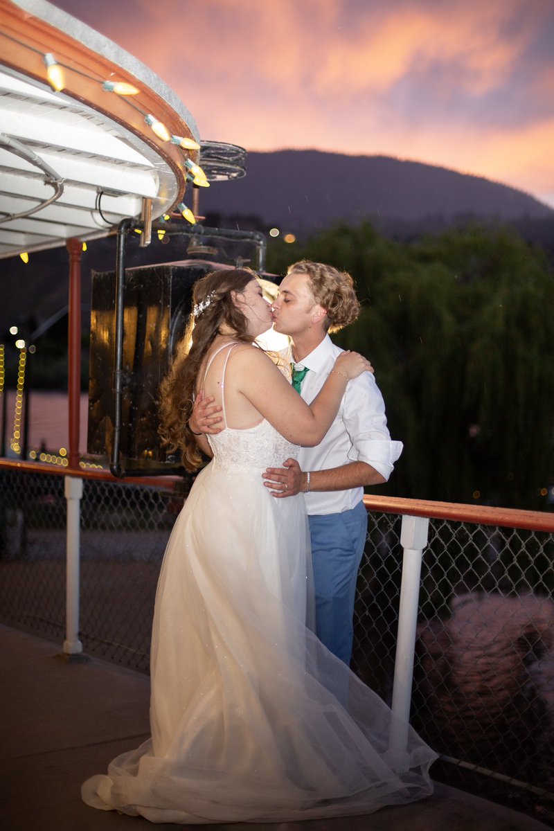 _laurapitt's tweet image. 06.12.2025

Thank you Canucks twitter for leading me to my husband💙💚  

📸: Something Blue Photography