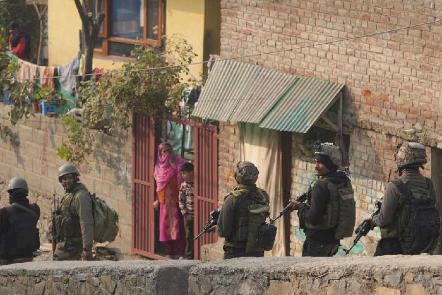 🚨 مقبوضہ کشمیر میں بھارتی فورسز نے 37 برس میں 11,267 سے زائد خواتین کو جنسی تشدد کا نشانہ بنایا۔

 رپورٹ کے مطابق بھارت کشمیریوں کی جدوجہد دبانے کے لیے عصمت دری کو بطور جنگی ہتھیار استعمال کر رہا ہے۔

کنن پوش پورہ، شوپیاں، اور کٹھوعہ جیسے واقعات بھارتی درندگی کے گواہ ہیں۔