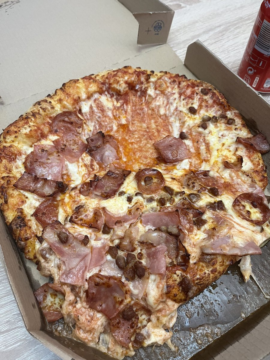 11Lole11's tweet photo. Cuando pides a @DominosPizza_ES y el repartidor decide darle su toque especial y te la trae así… vaya desastre! 🤬🤬 https://t.co/vqZHOaX8cQ