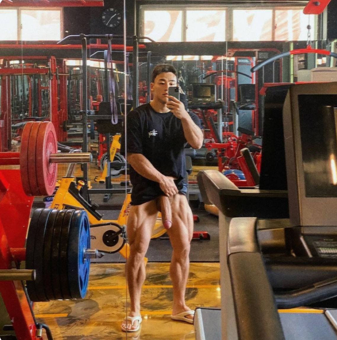 骚狗跪下给教练口交 用你的小穴让教练释放一下大屌操到你喷水可以吗 能承受这根大黑屌的来