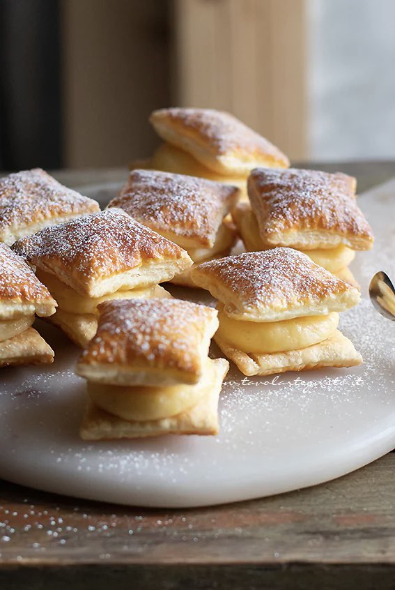 Si chiamano ✨SPORCAMUSS✨ e arrivano dalla PUGLIA♥️ i dolcetti di pasta sfoglia che quando assenti è IMPOSSIBILE non sporcarsi di CREMA e ZUCCHERO😋 si preparano in pochissimo e sono strepitosi! RICETTA qui 👇🏿 tavolartegusto.it/ricetta/sporca…