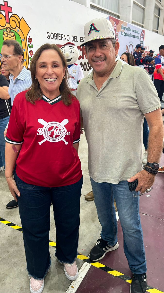 La Gobernadora del Estado de Veracruz Rocio Nahale con la leyenda del beisbol mexicano Jesús “Chito” Ríos en la inauguración de la Serie Nacional de Béisbol Veracruz 2025