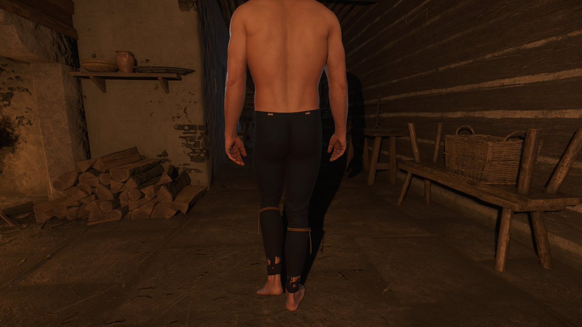 基本的にNPCから装備中のアイテムを外しても下着姿になるだけだけども、ハンス氏にはロマンスシーン用に下着無しモデルがある。で、これをカポンホーズ着用状態と見比べると、なんというか、装備剥いでブレイズ姿になってる時よりホーズ着用してる方が裸体モデルに近いでは…？まじなんなんあのホーズ