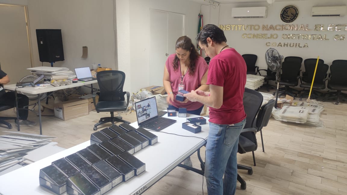 #Entérate

El día de hoy, personal técnico adscrito a la Vocalía de Capacitación Electoral y Educación Cívica realiza actividades de mantenimiento e inventario a los dispositivos moviles utilizados en la elección del Poder Judicial de la Federación