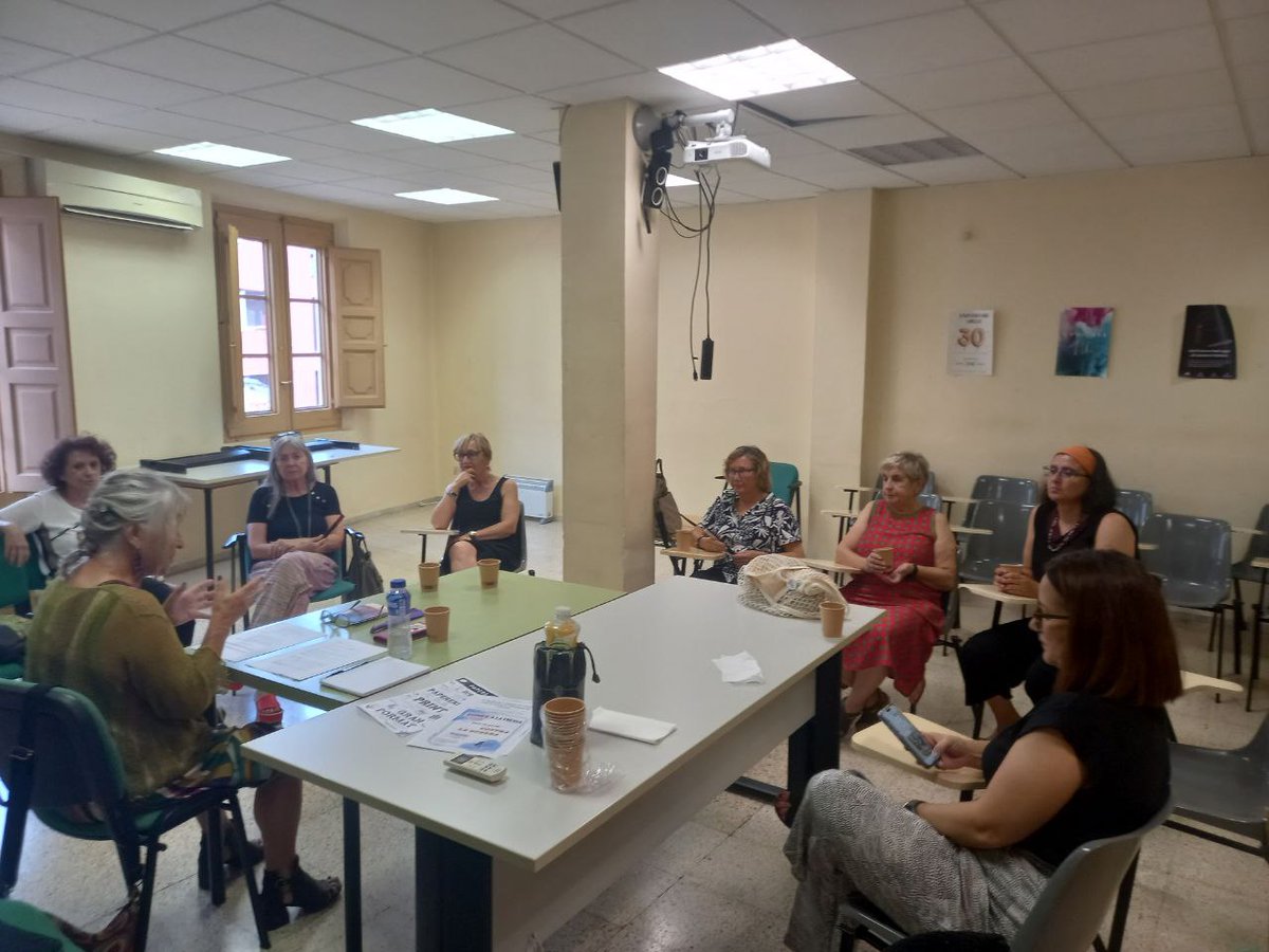 Avui iniciem un espai de debat parlant de pau i contra la guerra.

Debatem sobre pau, no sols com absència de guerra sinó com la construcció d'un futur amb justícia social on les lluites per l'emancipació estiguin interconnectades. 

Visca la lluita feminista internacionalista!