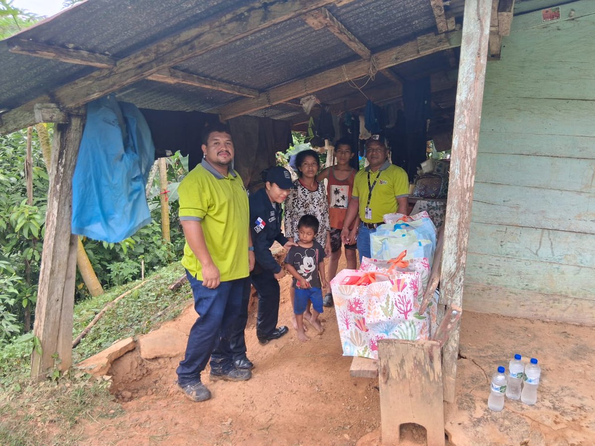 Policía Nacional (@policiadepanama) on Twitter photo #Coclé | Junto a colaboradores de <a href="/SuperXtraPanama/">Súper Xtra</a>, llevamos alegría y esperanza a una humilde familia en la comunidad de Bermejo, en La Pintada. Como parte de esta labor, hicimos entrega de enseres y bosas con víveres. #DiosYPatria #Coclé | Junto a colaboradores de <a href="/SuperXtraPanama/">Súper Xtra</a>, llevamos alegría y esperanza a una humilde familia en la comunidad de Bermejo, en La Pintada. Como parte de esta labor, hicimos entrega de enseres y bosas con víveres. #DiosYPatria