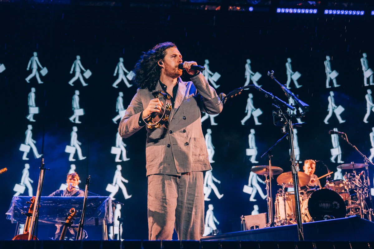 Hozier's tweet image. Columbus, thank you for bearing  with us last night while the storm passed, I know that was a long wait. The energy and spirit you brought back into that space was off the charts. Thank you all, so much love 🖤

📸 @ruthlessimagery