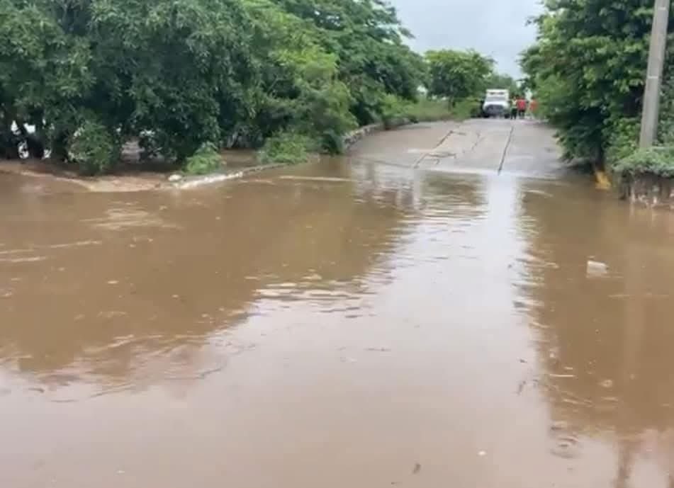 diarioelfortin's tweet image. #Alerta por incremento del nivel del Río Los Perros en  #Juchitán
El nivel del Río Los Perros en Juchitán continúa en aumento debido a las constantes lluvias en la #SierraMixe-#Zapoteca, se espera que el nivel del río siga incrementando, lo que podría provocar desbordamientos en…