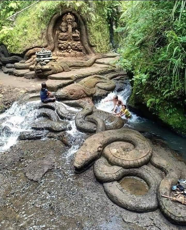 Tópico dos 15 lugares mais surreais e misteriosos da Terra🧵

1. Em algum lugar nas profundezas de uma selva em Bali