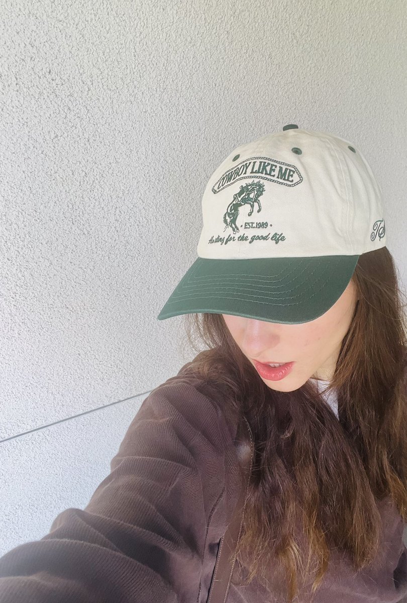 may have gotten dumped today but at least my cowboy like me hat arrived