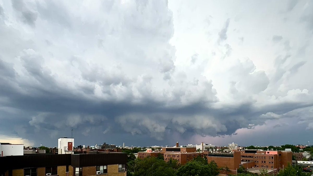 AWxNYC's tweet image. WOW!⚡️📸 What a storm.
From front-end mammatus to a shelf cloud with scudding, this storm packed a punch across southern parts of #NYC. ⛈️#StormHour #NYCwx