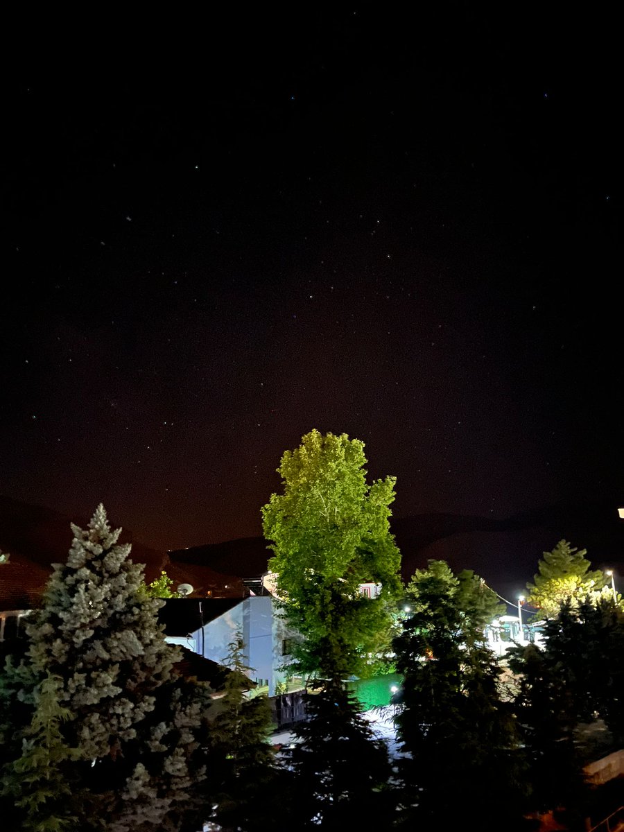 Şu balkonda oturduğum günleri çok güzel hatırlayacağım. Bu sezon balkondaki son gecemiz. 💫