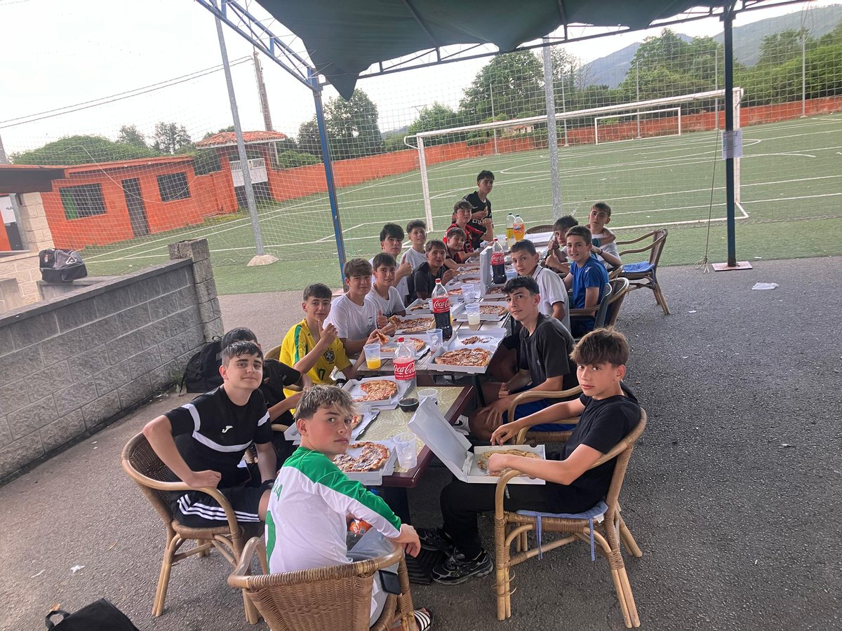 🔚 Nuestro Infantil 🅰️ ha tenido su ultimo entrenamiento del año en el Juan María Parés Serra🏡 Hay que reponer fuerzas🍕 Invitan los entrenadores 😋

#canteratextilescudo🤍🖤