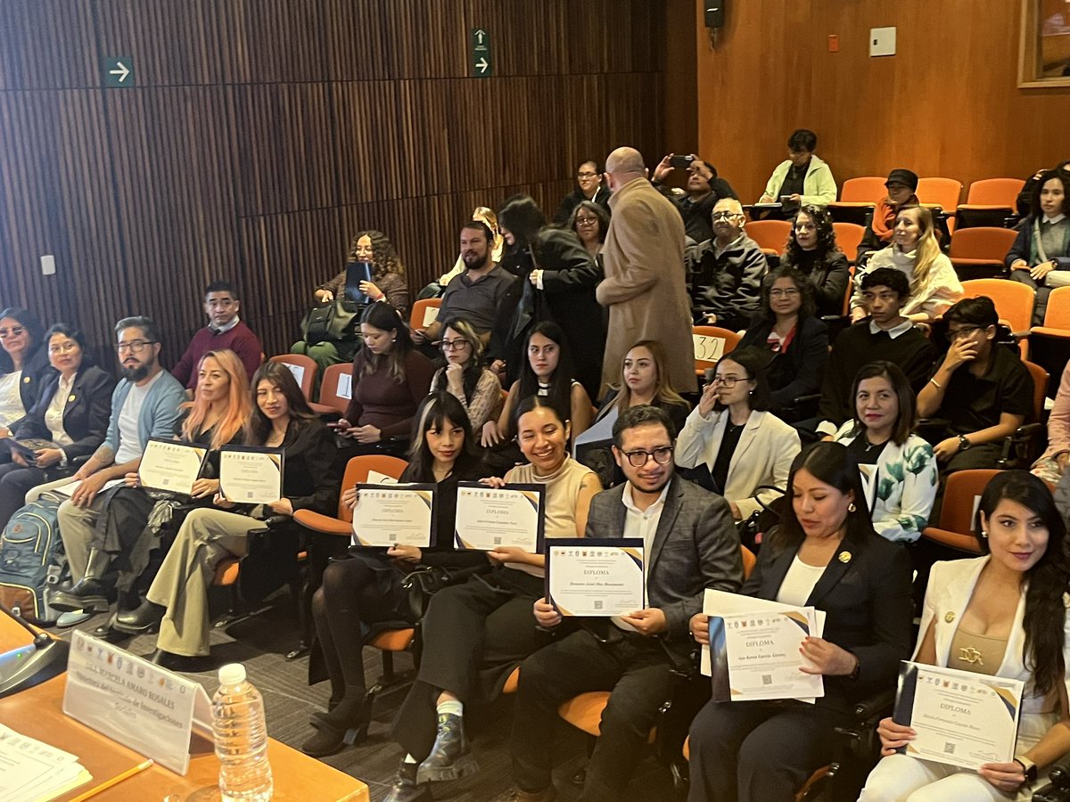 🎓✨ Hoy llevamos a cabo la ceremonia de clausura de la 8a edición del #Diplomado sobre #TrataDePersonas de la <a href="/UNAM_MX/">UNAM</a> en la <a href="/LCF_UNAM/">ENaCiF UNAM</a> 

Ya son 1,719 egresadxs de México y otros países de América Latina en 8 años 🙌🏾

¡¡¡G O Y A A A!!!

facebook.com/share/v/1RNXnE…