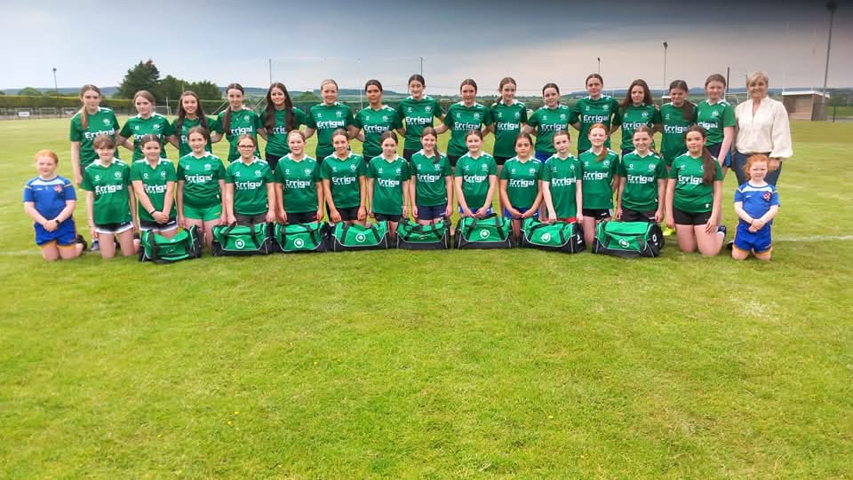 ☘️Our Féile girls and their coaches with their new training tops and kit bags, Pictured also are Errigal rep Maria, and Sperrin View Electrical reps Farah and Dana. 

Kit bags were very kindly sponsored by Sperrin Electrical, And training tops sponsored by Errigal.