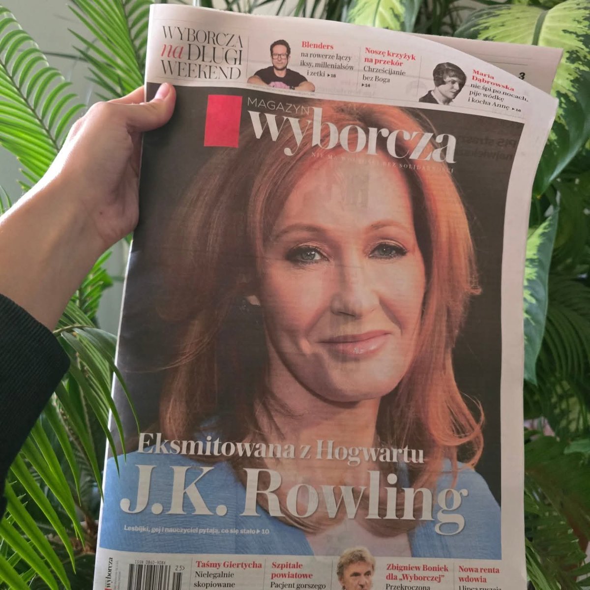 kayaszu's tweet image. Historyczna chwila. Królowa kobiet walczących o racjonalne podejście do płci (czyt. oparte o biologię) na okładce @gazeta_wyborcza 

Brawo Krystyna Romanowska  za tekst.

#teamterf #jkrowling

✊♀️XX👸