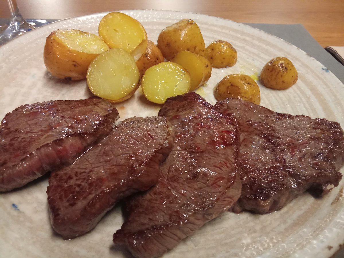 Cenando croca de ternera con patatas asadas, porque me lo merezco