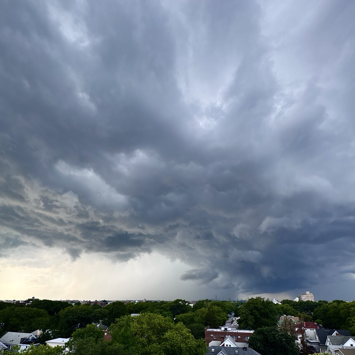 AWxNYC's tweet image. (4:50PM) #SEVERE T-STORM WARNING for #NYC ⚡️🚨
Frequent lightning, 60 mph gusts and hail being reported as this powerful storm moves through the city.
Captured a rotating wall cloud over lower Manhattan too. 📸 Stay inside!