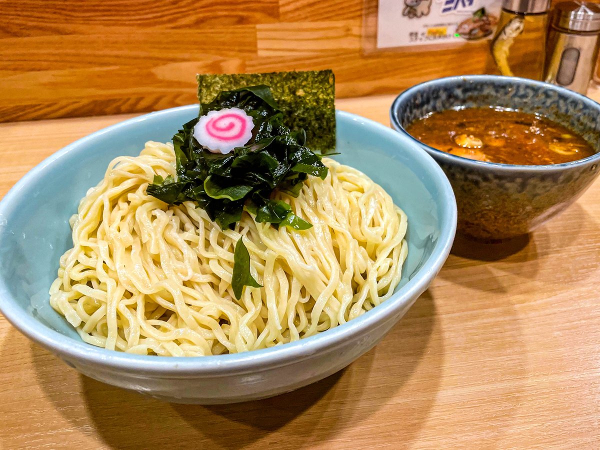 kugai_____'s tweet image. 麺や六等星@稲田堤
マタオマ・カオスつけ
魚系の素材中心のエグニガショッパーなつけ汁は、エグみ暴れながら何故か美味しく仕上がっていて激ウマ🌟 同行者は薄めオーダーで、甘さと出汁感をより感じこちらのタイプも非常に好み。珍しい中細平打ちの麺も美味。中毒性高い6️⃣さんのつけを頂け大満足💯