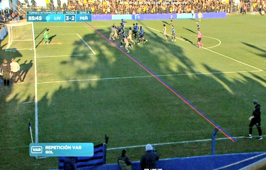 🇺🇾 VAR URUGUAYO – CREER O REVENTAR

En el gol anulado a Peñarol, la línea del fuera de juego se la trazan a Villalba.

Pero hay quienes ven que el que toca la pelota⚽ es Terans.

Falta una imagen para confirmar quién juega el balón tras el cabezazo de Méndez🤷‍♂️
