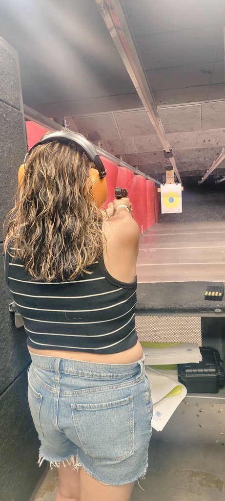 anitabahena4's tweet image. Not too bad for not being here in a while 😏

#shooting #Igotme #thursdayvibes