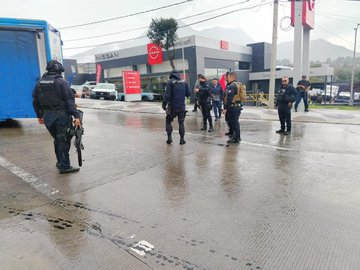 azucenau's tweet photo. 🚨Violencia en Zitácuaro: incendian Oxxo y reportan balaceras

Tras ataques armados y la quema de una tienda en Zitácuaro, Michoacán, la @SSeguridad_Mich informó que, junto con el Ejército, realiza operativos en el libramiento J. Múgica, cerca de la Central Camionera, para recuperar el orden. Se desconoce si hubo heridos o detenidos. 

📹@Tipitapas / @SSeguridad_Mich