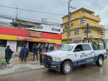azucenau's tweet photo. 🚨Violencia en Zitácuaro: incendian Oxxo y reportan balaceras

Tras ataques armados y la quema de una tienda en Zitácuaro, Michoacán, la @SSeguridad_Mich informó que, junto con el Ejército, realiza operativos en el libramiento J. Múgica, cerca de la Central Camionera, para recuperar el orden. Se desconoce si hubo heridos o detenidos. 

📹@Tipitapas / @SSeguridad_Mich
