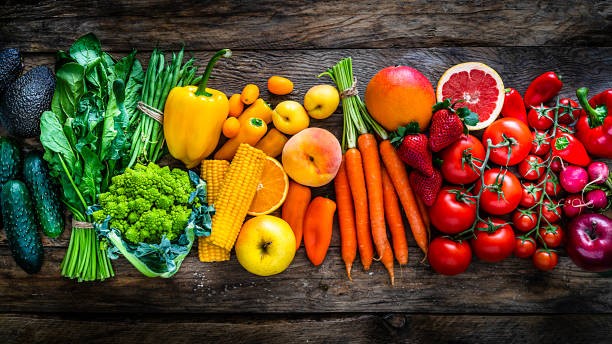 Eating plenty of fruits and vegetables can have many benefits to your health. When selecting and preparing fruits and vegetables, be sure to keep these food safety tips in mind! foodsafety.gov/blog/2018/03/f…