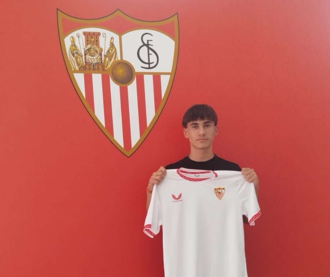 ✅ ¡ALE CARMONA Y FABIÁN SÁNCHEZ RENUEVAN CON EL SEVILLA HASTA 2027! ✅

🧱 Carmona ha jugado 27 partidos con nuestro primer cadete , 12 de titular. Ha anotado 3 goles.

🚀 Fabián ha disputado 27 partidos, 19 saliendo de inicio.

🔜 Los dos jugarán en nuestro Juvenil LN.