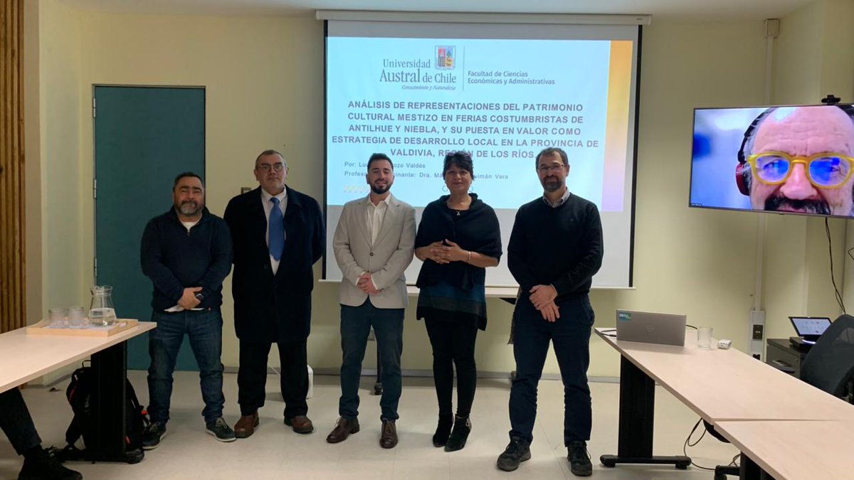 Facea UACh (@faceauach) on Twitter photo Con la tesis "Análisis de representaciones del patrimonio cultural mestizo en ferias costumbristas", patrocinada por la Dra. Marisela Pilquimán, el estudiante Lucas del Pozo Valdés es el nuevo graduado del Magíster en Gobierno, Gestión y Desarrollo Regional de la <a href="/UAustraldeChile/">Universidad Austral de Chile</a> Con la tesis "Análisis de representaciones del patrimonio cultural mestizo en ferias costumbristas", patrocinada por la Dra. Marisela Pilquimán, el estudiante Lucas del Pozo Valdés es el nuevo graduado del Magíster en Gobierno, Gestión y Desarrollo Regional de la <a href="/UAustraldeChile/">Universidad Austral de Chile</a>