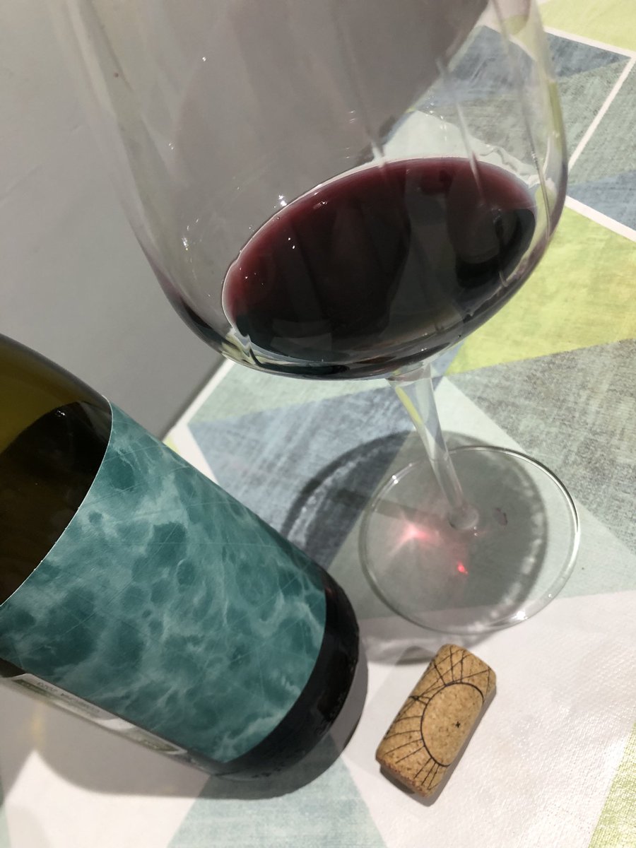 Pues esto de Punto Nemo Tinto, que querèis que os diga, pa robar el dinero que cuesta, es que viniendo de <a href="/gmauleon/">Gorka Mauleon</a> y <a href="/companonArrieta/">El Mozo Wines</a> en colaboración de <a href="/elretrogusto/">Ana - El retro 🍷🍺</a> que si tené oportunidad de comprarlo o probarlo, no lo dudéis, merece muchísimo la pena