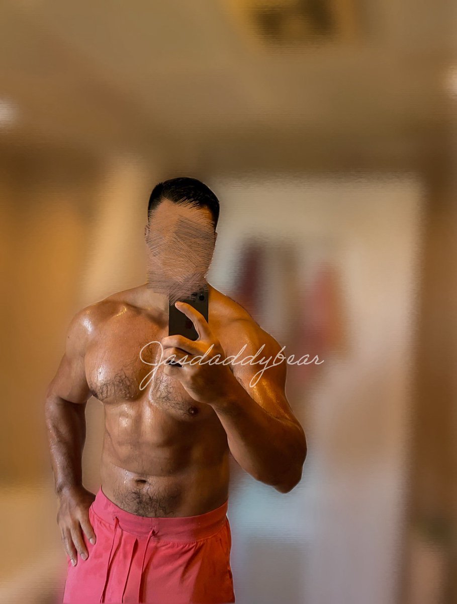 是強勢支配的Daddybear
也可以是被性慾控制肉棒的巨大狗狗

I can be your dominant Daddy bear or a cock controlled needy big doggo. 
Depending on how muchyou turn me on.