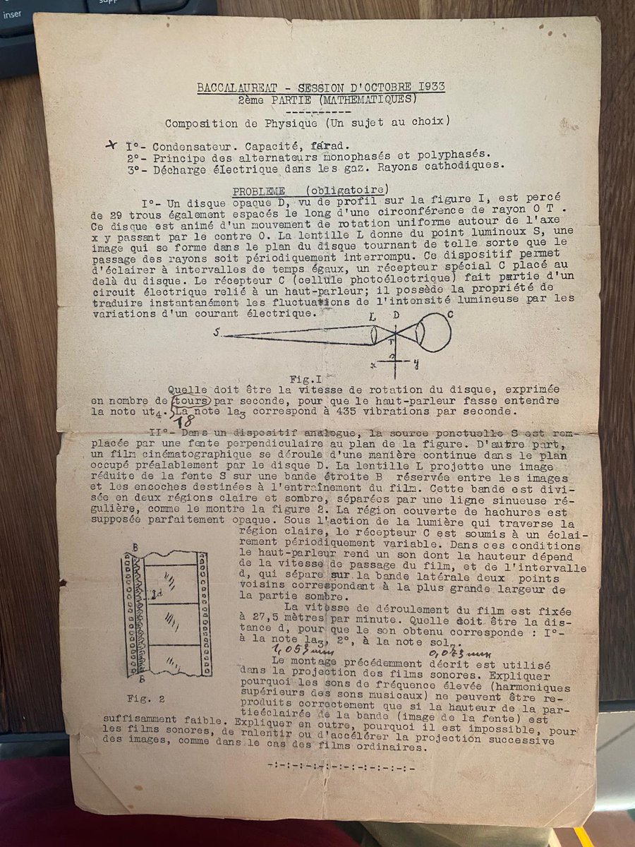 <a href="/EtienneKlein/">Etienne KLEIN</a> j'en profite pour vous refourguer la première page du sujet de physique de mon grand père en 1933 : plus ou moins dur que celui de 2025 ? (je ne saurais en juger).
Ils sont sur le ballon : le cinéma parlant à quelques années à peine.