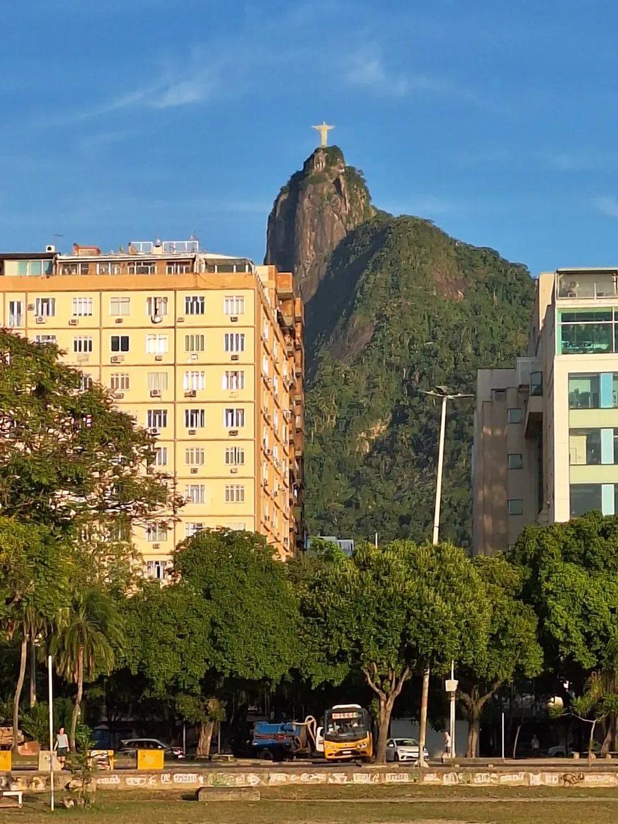 flem2019's tweet photo. Cores do entardecer na enseada mais bonita do planeta, no último dia do outono! 🙌. Bom feriado pra gente! 💚 #botafogorj https://t.co/W7YBNHJtj7