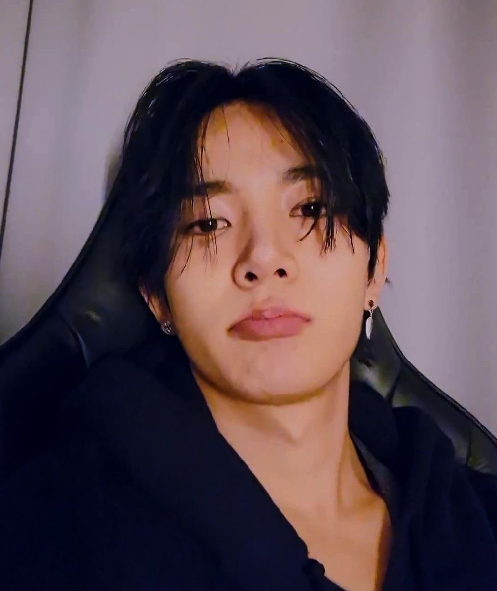 luvishee's tweet photo. one of the cutest heeseung habits.. https://t.co/csoVT5MTwV