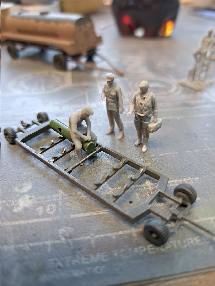 #JFFBooks
#B17 Fortress II/IIA
#Acedemy #Hasegawa 1/72
#CoastalCommand update;
Figures (Lancaster bomb load) arrived from #3DJSON. I am in absolute awe with  the quality of the printing🤩🤩 Very good value at about £16 Inc postage. Check out his figures they look incredible.