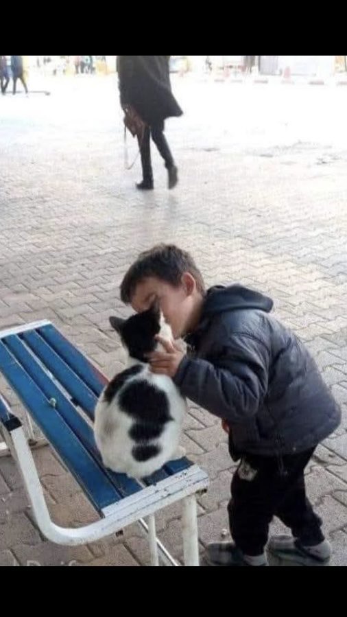 .🕊❤️🐈🐕‍🦺Sevgi zamana rağmen kendini hatırlatan en değerli şeydir.
..
Dünya sevginin etrafında
dönmeye başladığında;
çiçekler yeşeriyor,
kainat güzelleşiyor,
insanlar iyileşiyordu…
..
En değerli şeyler;
Temiz bir vicdan,
tatlı bir dil ve sevgi dolu
bir yürektir.#MuratBozoğlu