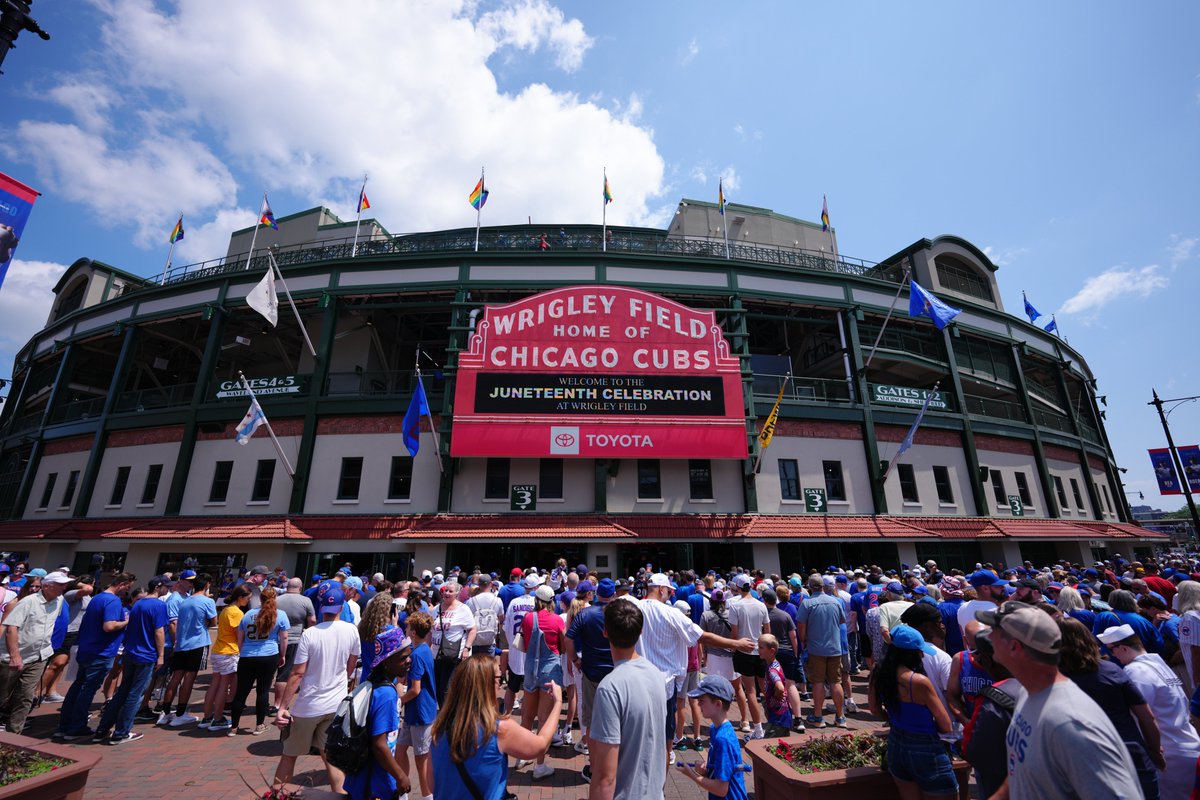 ofcwrigleyfield's tweet image. Hosted some of our favorite local Chicago black-owned businesses for #Juneteenth at today’s @cubs game. 🫂